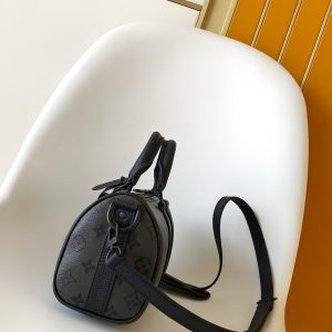 Alternative view of p590M26930. M27161 M26818 M13166 Yellow M12684 Green Top-tier Authentic Original Dynamic Variable Code This Keepall Bandoulière 25 handbag distills the classic Keepall travel bag design, reinterpreted in Pharrell Williams' Monogram Surfin' canvas for urban sophistication.The intricate pattern blends vibrant summer elements, exuding tropical flair and retro charm. The detachable shoulder strap and rolled leather handle offer versatile carrying options.25.0 x 15.0 x 11.0 cm (L x H x W) • Monogram Surfin' coated canvas • Calf leather trim • Fabric lining • Polished metal hardware • Zippered main compartment • Detachable nameplate • Shoulder strap: Detachable, adjustable •Shoulder strap half-length: 55.0 cm • Shoulder strap half-length adjustable to: 63.0 cm • Handles: Dual handles